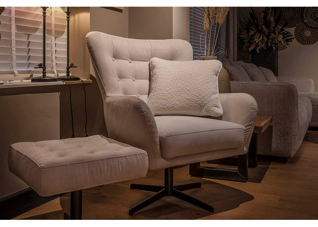 Draai- of vaste fauteuil Flynn van UrbanSofa met hocker in vele stof- of leersoorten 3