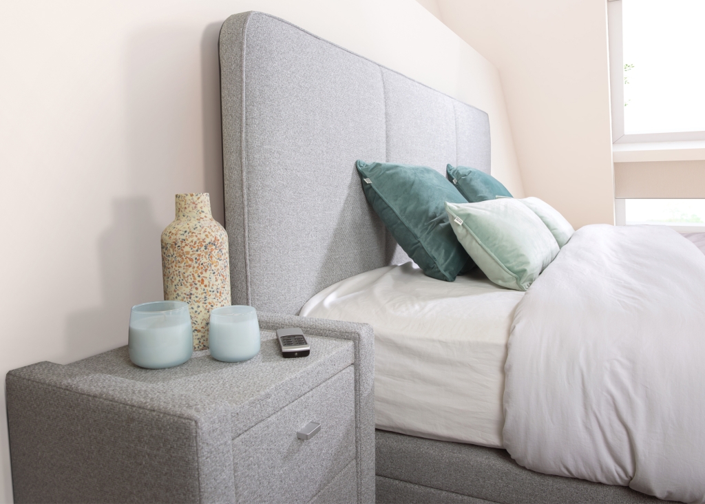 Boxspring Axelsson Miami hoofdbord detail + nachtkastje