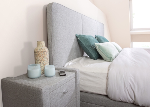 Boxspring Axelsson Miami hoofdbord detail + nachtkastje