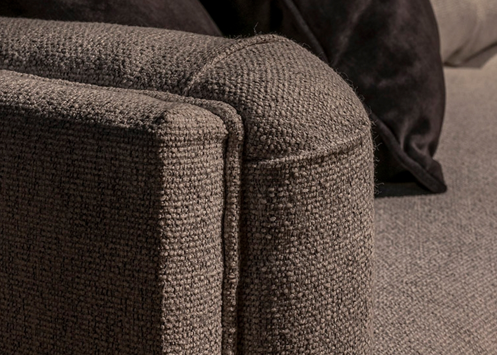Quinn van UrbanSofa detail van arm