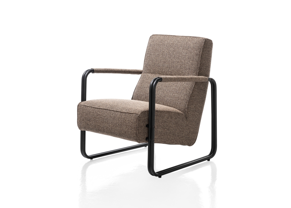 Barletta fauteuil zwart frame in stof of leer schuin voor