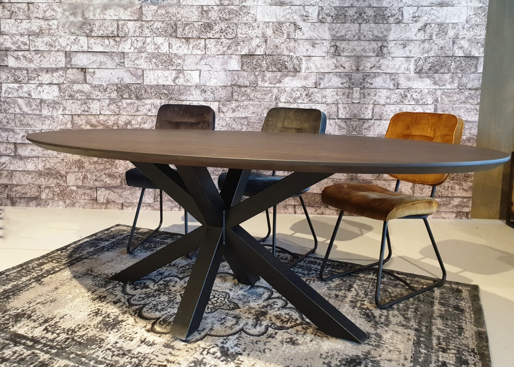 Dutch Oak Steel eettafelconcept ovaal met facet rand sfeer