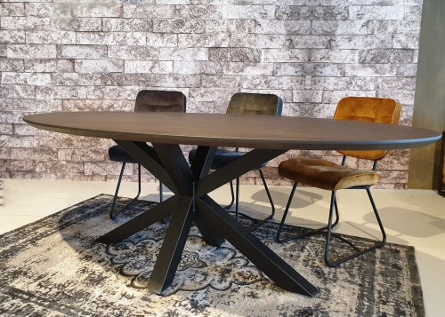 Dutch Oak Steel eettafelconcept ovaal met facet rand sfeer